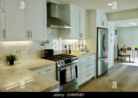 interno di una moderna cucina ristrutturata di recente Foto Stock