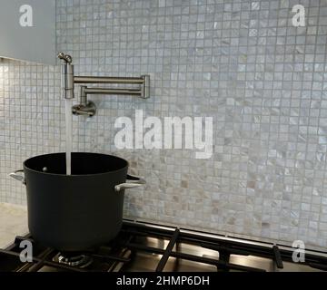 cucina moderna con acqua di riempimento pentola caratteristica Foto Stock