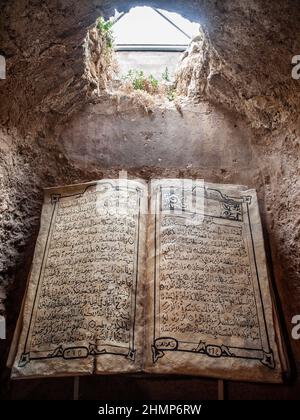 Antico libro medievale con scrittura araba Foto Stock