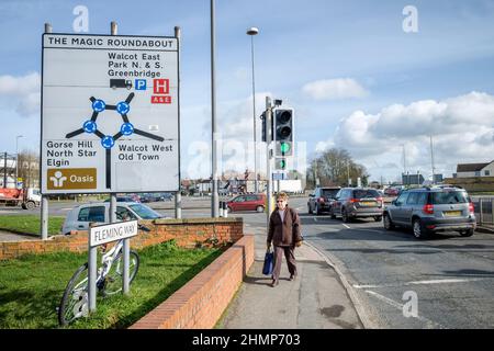 Swindon, Wiltshire, Regno Unito. 19 febbraio 2019. Le auto sono raffigurate mentre guidano intorno al famoso punto di riferimento di Swindon, "la rotatoria magica". Foto Stock