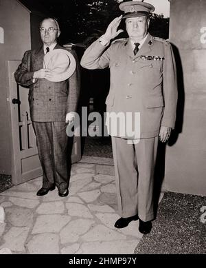 Il presidente Harry S. Truman e il primo ministro Winston Churchill salutano come una band britannica suona "The Star Spangled Banner". 18 luglio 1945. Autore sconosciuto. Foto Stock