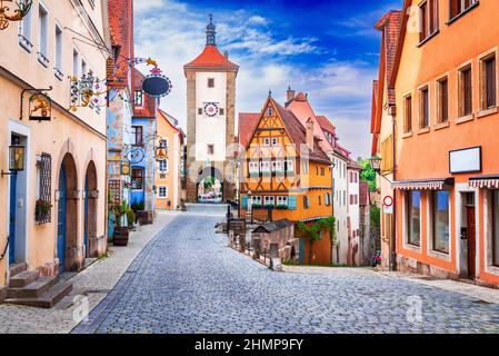 Rothenburg ob der Tauber, Germania - splendida vista da cartolina di Ploenlein e Kobolzell Gate, famosa città storica in Baviera. Foto Stock