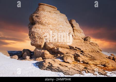 Bucegi, Romania. Bellissimo tramonto con Sfinge, formazione di roccia naturale nei Carpazi montagne, famoso punto di riferimento della Romania. Foto Stock