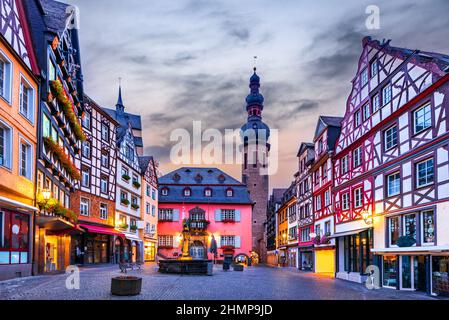 Cochem, Germania. Storica città romantica sulla valle del fiume Mosella, Renania-Palatinato in rosso autunno colori Foto Stock