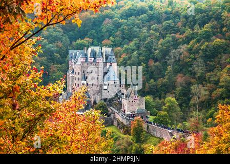 Burg Eltz. Castello medievale sulle colline sopra il fiume Mosella. Renania-Palatinato Germania. Foto Stock