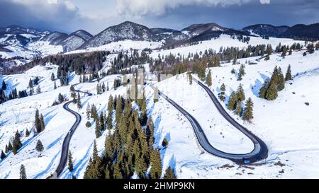 Passo di Rucar-Bran, Monti Carpazi. Riprese panoramiche aeree del paesaggio invernale dal Passo Fundata, in Romania, ai piedi dei Carpazi Foto Stock