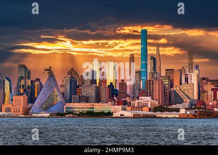 New York, Stati Uniti - tramonto colorato di Manhattan con grattacieli e fiume Hudson. Foto Stock