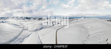 Montagna Zlatibor in inverno. Bel paesaggio rurale aereo con strada curva e colline in inverno. Destinazione di viaggio, Zlatibor, Serbia Foto Stock