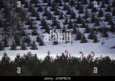 Zhangjiakou, la provincia cinese di Hebei. 11th Feb 2022. Gli atleti si sfidano durante lo sprint femminile del biathlon 7,5km al National Biathlon Centre di Zhangjiakou, nella provincia di Hebei della Cina settentrionale, il 11 febbraio 2022. Credit: Peng Ziyang/Xinhua/Alamy Live News Foto Stock