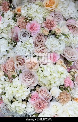 Primo piano di una splendida disposizione floreale al Northwest Flower and Garden show a Seattle, Washington. Foto Stock
