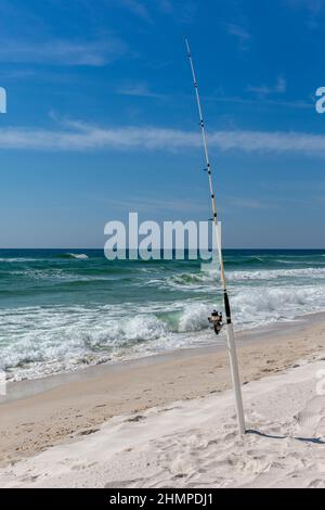 Canile da pesca da surf in un detentore sulla riva. Giornata invitante con cielo blu. I concetti potrebbero includere la pesca, il viaggio, il rilassamento, il tempo libero. Foto Stock