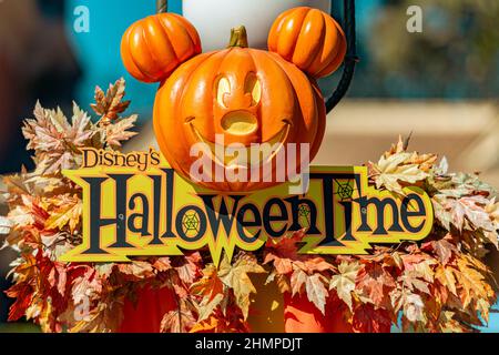 Anaheim, Stati Uniti d'America - 23 ottobre 2016: Parco a tema Disneyland Halloween decorazione con zucca come testa di Mickey mouse Foto Stock