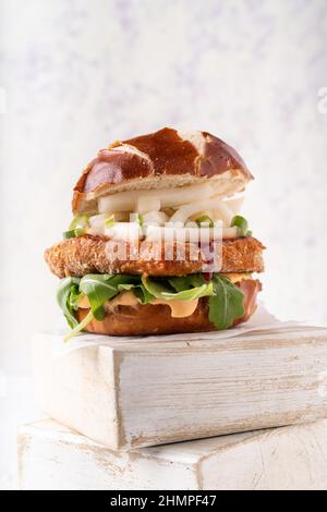 Salsa vegana di fusione asiatica con hamburger di ceci senza carne, patatine rapaci, mayo piccante, rochet e salsa al peperoncino Foto Stock