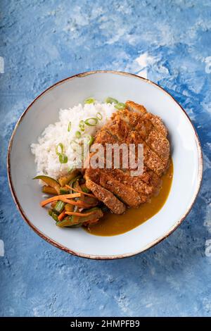 Bistecca di ceci senza carne vegana di fusione asiatica, guarnita con carote, zucchine e riso bianco morbido Foto Stock