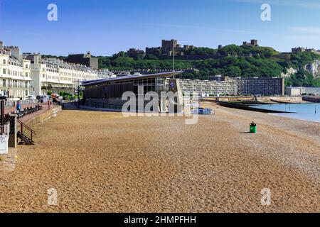 La spiaggia del porto di dover e il centro di sport acquatici Foto Stock