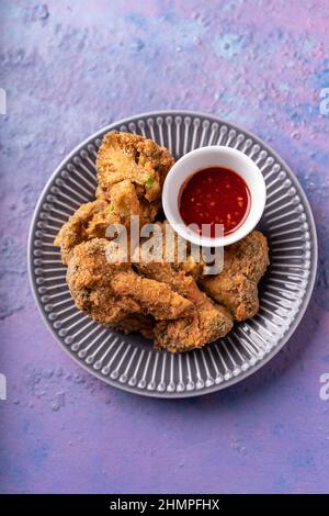 Bistecca di ceci senza carne vegana di fusione asiatica, guarnita con carote,  zucchine e riso bianco morbido Foto stock - Alamy