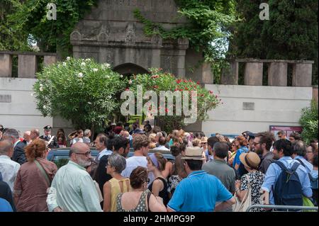 Roma, Italia 19/07/2018: Cimitero acatolico nel quartiere Testaccio. Hundres di gente paga hamage alla tomba di Andrea Camilleri sepolta di fronte all'Angelo della Risurrezione. © Andrea Sabbadini Foto Stock