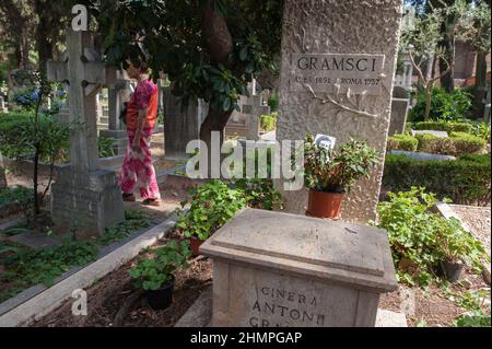 Roma, Italia 05/04/2011: Cimitero acatolico nel quartiere Testaccio. Tomba di Antonio Gramsci. © Andrea Sabbadini Foto Stock