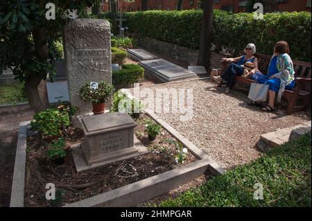 Roma, Italia 05/04/2011: Cimitero acatolico nel quartiere Testaccio. Tomba di Antonio Gramsci. © Andrea Sabbadini Foto Stock