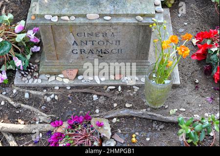 Roma, Italia 05/04/2011: Cimitero acatolico nel quartiere Testaccio. Tomba di Antonio Gramsci. © Andrea Sabbadini Foto Stock