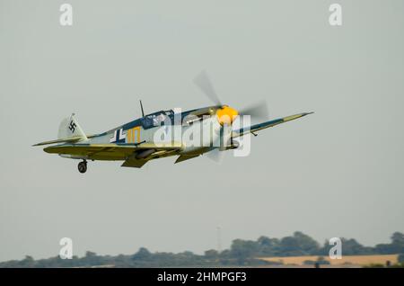 Hispano ha-1112 Bucon G-BWUE in Battaglia di Gran Bretagna film Messerschmitt Bf109 Me109 tedesco Luftwaffe aerei da combattimento colori. Volare Foto Stock