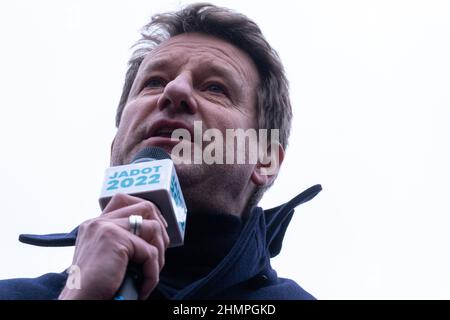 Yannick Jadot, membro del Parlamento europeo e candidato all'elezione presidenziale del partito Europe Ecologie Les Verts (EELV), a Rennes per tenere una riunione sulla Place Hoche. Rennes, Bretagna. Francia. Foto Stock