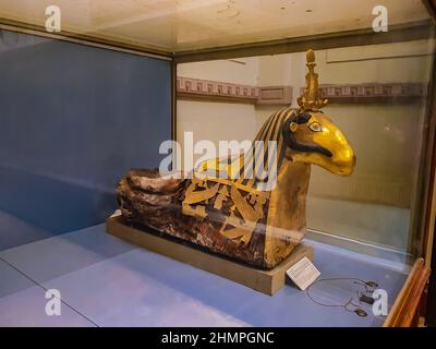 Cairo, Egitto - 17 dicembre 2021: Custodia in foglia d'oro per un ariete mummificato dal Museo Egizio al Cairo, Egitto. È fondata a 1902 anni e ha più di 12 anni Foto Stock