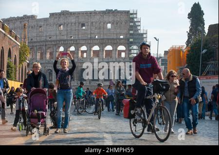 Roma, Italia 15/11/2016: Anfiteatro Colosseo. Domenica ecologica la gente passeggia lungo il viale fori Imperiale. ©Andrea Sabbadini Foto Stock