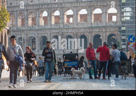 Roma, Italia 15/11/2016: Anfiteatro Colosseo. Domenica ecologica la gente passeggia lungo il viale fori Imperiale. ©Andrea Sabbadini Foto Stock