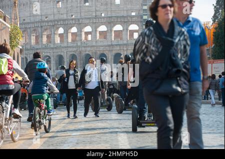 Roma, Italia 15/11/2016: Anfiteatro Colosseo. Domenica ecologica la gente passeggia lungo il viale fori Imperiale. ©Andrea Sabbadini Foto Stock