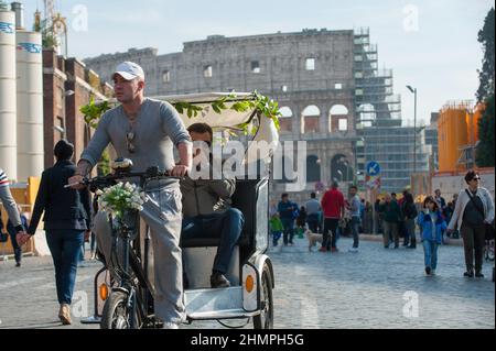 Roma, Italia 15/11/2016: Anfiteatro Colosseo. Domenica ecologica la gente passeggia lungo il viale fori Imperiale. ©Andrea Sabbadini Foto Stock