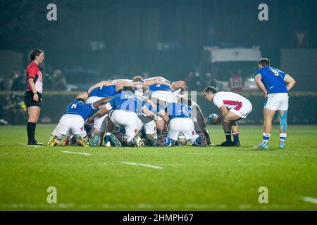 Treviso, Italia. 11th Feb 2022. Matty Jones (Inghilterra) presentazione in mischia durante 2022 sei Nazioni Under 20 - Italia vs Inghilterra, Rugby Six Nations Match a Treviso, Italia, febbraio 11 2022 credito: Independent Photo Agency/Alamy Live News Foto Stock