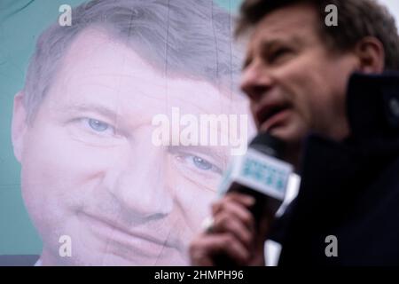 Yannick Jadot, membro del Parlamento europeo e candidato all'elezione presidenziale del partito Europe Ecologie Les Verts (EELV), a Rennes per tenere una riunione sulla Place Hoche. Rennes, Bretagna. Francia. Foto Stock