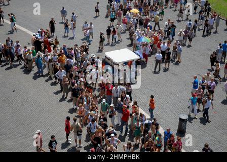 Roma, Italia 10/07/2007: Anfiteatro Colosseo. Turisti in linea all'ingresso. ©Andrea Sabbadini Foto Stock