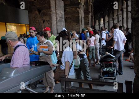 Roma, Italia 10/07/2007: Anfiteatro Colosseo. Turisti in linea all'ingresso. ©Andrea Sabbadini Foto Stock