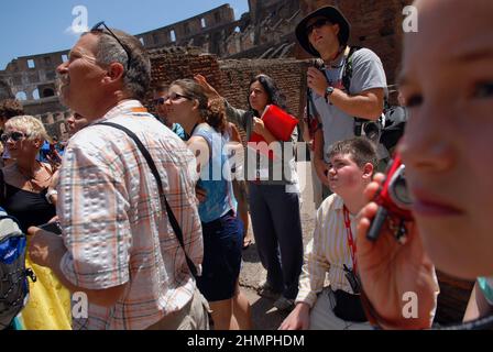 Roma, Italia 10/07/2007: Guida turistica con un goup di turisti, anfiteatro Colosseo. ©Andrea Sabbadini Foto Stock