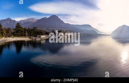 Mandello del Lario sulle rive del Lago di Como, Lombardia, Italia Foto Stock