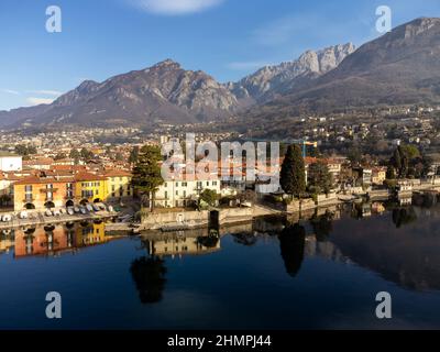 Mandello del Lario sulle rive del Lago di Como, Lombardia, Italia Foto Stock