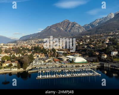 Mandello del Lario sulle rive del Lago di Como, Lombardia, Italia Foto Stock