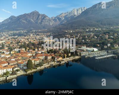 Mandello del Lario sulle rive del Lago di Como, Lombardia, Italia Foto Stock