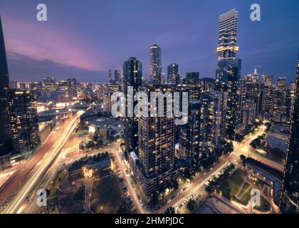 Panorama urbano aereo del centro di notte, Melbourne, Victoria, Australia Foto Stock
