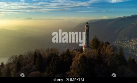 Veduta aerea panoramica di Faro Voltiano, Brunate, Lago di Como, Lombardia, Italia Foto Stock