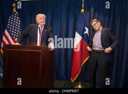 Austin, Texas 23 agosto 2016: Il candidato presidenziale repubblicano DONALD TRUMP porta la sua campagna non convenzionale in Texas con un’oscillazione attraverso il Texas centrale, perlopiù democratico, con assalti ai fondi e un rally. Qui parla dell'ex governatore del Texas e dell'ex candidato alla nomina presidenziale repubblicana RICK PERRY (a destra). ©Bob Daemmrich Foto Stock