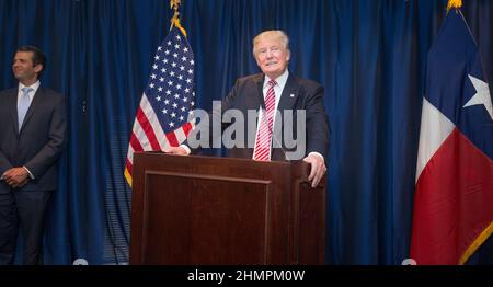 Austin, Texas 23 agosto 2016: Il candidato presidenziale repubblicano DONALD TRUMP parla a un finanziatore privato durante un’oscillazione attraverso il Texas centrale fortemente democratico. DONALD TRUMP, JR. Ascolta a sinistra. ©Bob Daemmrich Foto Stock