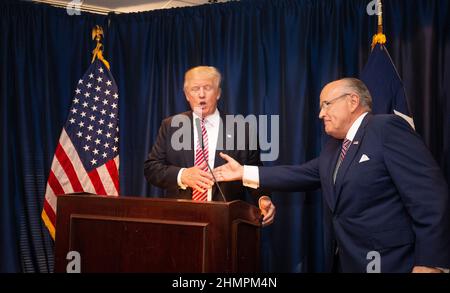 Austin, Texas 23 agosto 2016: Il candidato presidenziale repubblicano DONALD TRUMP porta la sua campagna non convenzionale in Texas con un’oscillazione attraverso il Texas centrale, perlopiù democratico, con assalti ai fondi e un rally. Qui scrolla le mani con il procuratore RUDY GIULIANI ad un fundraiser privato. ©Bob Daemmrich Foto Stock