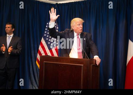 Austin, Texas 23 agosto 2016: Il candidato presidenziale repubblicano DONALD TRUMP parla a un finanziatore privato durante un’oscillazione attraverso il Texas centrale fortemente democratico. DONALD TRUMP, JR. Ascolta a sinistra. ©Bob Daemmrich Foto Stock