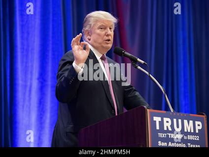 San Antonio Texas USA, 23 agosto 2016: Il candidato presidenziale repubblicano DONALD TRUMP parla a un finanziatore privato durante un’oscillazione attraverso il Texas centrale fortemente democratico. ©Bob Daemmrich Foto Stock