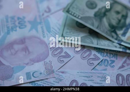 Foto di sfondo economia turca. Lire turche e dollari USA. Concetto di crisi economica o inflazione della Turchia. Messa a fuoco selettiva. Foto Stock