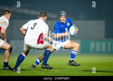 Stadio Monigo, Treviso, 11 febbraio 2022, Lazzarin Filippo (Italia) ostacolato da Mikey Summerfield (Inghilterra) nel corso del 2022 sei Nazioni Under 20 - Italia vs Inghilterra - Rugby sei Nazioni match Foto Stock