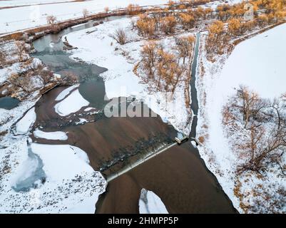 Diga di deviazione d'acqua sul fiume South Platte vicino a Milliken, vista aerea con paesaggio invernale Foto Stock